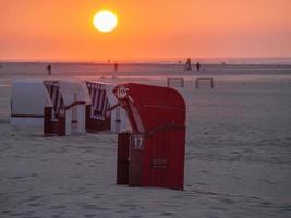 zonsondergang op het eiland juist foto