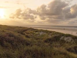 zonsondergang op het strand van juist foto