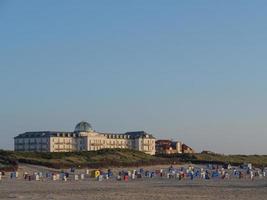 zonsondergang op het strand van juist eiland foto