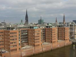 de stad hamburg aan de rivier de elbe foto