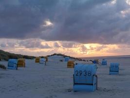 zonsondergang op het strand van juist foto