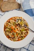 Italiaanse groente minestrone soep in een kom foto
