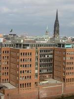 de stad hamburg aan de rivier de elbe foto