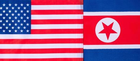 verenigde staat van amerika tegen de vlaggen van noord-korea. sancties, oorlog, conflict, politiek en relatieconcept foto