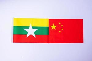 China tegen de vlaggen van Myanmar. vriendschap, oorlog, conflict, politiek en relatieconcept foto