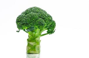 groene broccoli brassica oleracea. groenten natuurlijke bron van betacaroteen, vitamine c, vitamine k, vezelrijk voedsel, foliumzuur. verse broccoli kool geïsoleerd op een witte achtergrond. foto