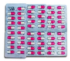 bovenaanzicht van kleurrijke antibiotica capsules pillen in blisterverpakkingen geïsoleerd op een witte achtergrond. wereldwijde gezondheidszorg en drugsgebruik met een redelijk concept. roze-witte antimicrobiële capsulepillen. foto