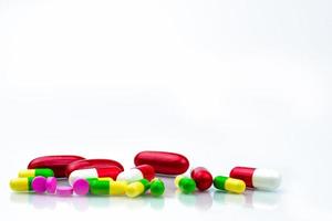 stapel kleurrijke capsule en tabletten pillen op witte achtergrond met kopie ruimte voor tekst. farmaceutische industrie. apotheekafdeling in het ziekenhuisconcept. drogisterijconcept. interacties tussen geneesmiddelen. foto