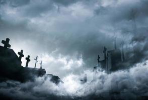 begraafplaats of kerkhof in de nacht met donkere lucht en witte wolken. spookachtige begraafplaats. spookachtige en enge begraafplaats. horrorscène van kerkhof. begrafenis concept. verdriet, klaagzang en dood achtergrond. foto