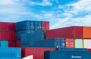 rode en blauwe logistieke container tegen blauwe lucht. vracht- en scheepvaartbedrijf. containerschip voor import en export logistiek. logistieke branche. container voor vrachtwagenvervoer en luchtlogistiek. foto