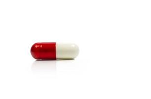 rode, witte antibiotica capsule pil geïsoleerd op een witte achtergrond met kopie ruimte. geneesmiddelresistentie concept. antibiotica drugsgebruik met een redelijk en wereldwijd gezondheidsconcept. foto