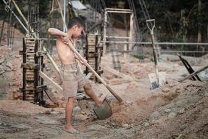 arme kinderen op de bouwplaats moesten werken. concept tegen kinderarbeid. de onderdrukking of intimidatie van dwangarbeid onder kinderen. mensenhandel. foto