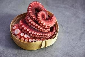 gekookte octopus tentakels op houten dienblad, octopus eten gekookt zeevruchten inktvis inktvis diner restaurant foto