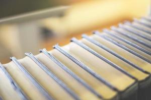 onderwijs leerconcept - boeken op boekenplank in de bibliotheek boekenkasten op school studie klas kamer achtergrond foto