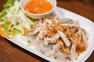 eten Vietnamese varkensworst, cuon banh Vietnamese gestoomde rijstpapier vleesmaaltijd foto