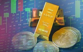 bitcoin en goudhandel, goudstaven op tafel met voorraadgrafiek grafiek beurshandel achtergrond, stapel goudstaven financiële bedrijfseconomie concepten, rijkdomsucces in zaken en financiën foto