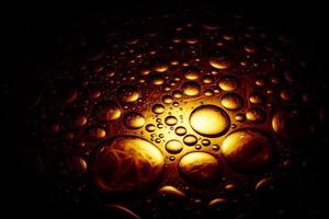 donkere abstracte bellenachtergrond met heldere goudgele sporlight foto