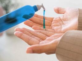 lichaam vinger hand fles blauw wassen gel alcohol spray ontsmettingsmiddel vloeistof gezondheidszorg behandeling patiënt bescherming covid-19 corona antivirus pandemie bacteriën ziekte geneeskunde ziekenhuis laboratorium kliniek foto