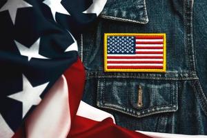 gelukkige onafhankelijkheidsdag 4 juli. Amerikaanse vlag textiel patch op een spijkerjasje en Amerikaanse vlag foto