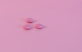 roze tablettenpil op roze achtergrond. apotheek banner. farmaceutische industrie. gezondheidszorg en medicijnen. zorgverzekering voor vrouwen. stemmingsstabilisator pillen. blijheidspillen. vitamine en supplement concept. foto