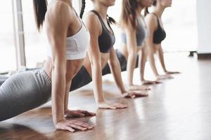 close-up bekijken. groep sportieve meisjes in een ruime sportschool met grote ramen hebben training foto