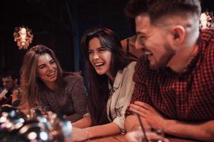 onbetaalbare jeugdmomenten. mooie jongeren hebben feest samen met alcohol in de nachtclub foto