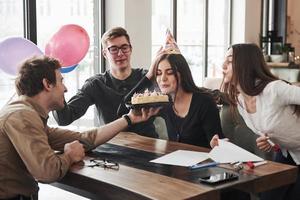 beeld in beweging. een van de medewerkers is vandaag jarig. vriendelijke collega's besluiten een verrassing voor haar te maken foto