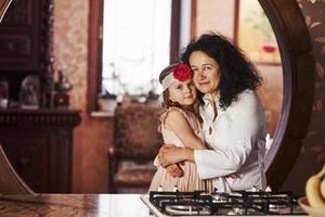 omhels elkaar. oma en kleindochter veel plezier in de keuken met Pasen foto