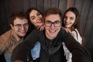 gelukkig samen. selfie maken. close-up vooraanzicht van vrienden. man met zonnebril in de kamer foto