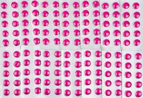 volledig frame van ronde roze tabletten pillen in blisterverpakkingen. roze pillenpatroongebruik voor liefdebehang. ibuprofen tabletten pillen voor verlichting van pijn, hoge koorts, hoofdpijn, kiespijn en wondontsteking foto