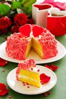 verjaardagstaart voor Valentijnsdag met rozen. foto