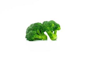 set van groene broccoli brassica oleracea. groenten natuurlijke bron van betacaroteen, vitamine c, vitamine k, vezelrijk voedsel, foliumzuur. verse broccoli kool geïsoleerd op een witte achtergrond met kopie ruimte. foto