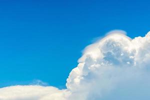 mooie blauwe lucht en witte cumulus wolken abstracte achtergrond. wolkenlandschap achtergrond. blauwe lucht en pluizige witte wolken op zonnige dag. natuur weer. heldere lucht en gezwollen wolken voor een gelukkige dag. foto