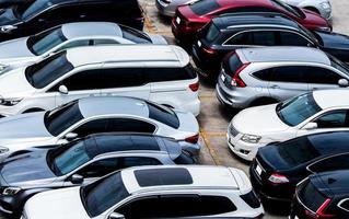 auto geparkeerd op parkeerplaats van de luchthaven voor verhuur. luchtfoto van de parkeerplaats van de luchthaven. gebruikte luxe auto te koop en verhuur. auto parkeerplaats. autodealer concept. foto