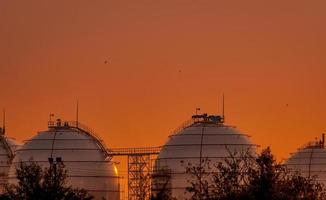 industriële gasopslagtank. lng of opslagtank voor vloeibaar aardgas. sferische gastank in aardolieraffinaderij. bovengrondse opslagtank. aardgasopslagindustrie en wereldwijde marktconsumptie foto