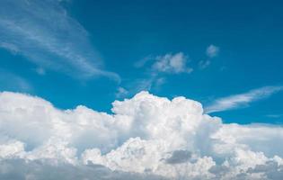 witte pluizige wolken op blauwe hemel. zacht aanvoelend als katoen. witte gezwollen cloudscape met ruimte voor tekst. schoonheid in de natuur. close-up witte cumulus wolken textuur achtergrond. hemel op zonnige dag. foto