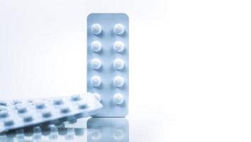 colchicine 0,6 mg tabletten pillen in lichtbestendige verpakking geïsoleerd op een witte achtergrond. jichtaanval, jichtpijn en jichtartritisconcept. farmaceutische industrie. stapel witte blisterverpakking. foto