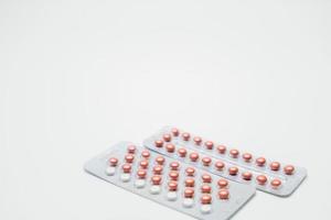 anticonceptiepillen in blisterverpakking op witte achtergrond. anticonceptiepil 21 en 28 tabletten. hormonen tablet pillen. apotheek drogisterij achtergrond. farmaceutisch product. oestrogeen en progesteron. foto