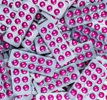 stapel ronde roze tabletten pil in blisterverpakking. farmaceutische industrie. apotheek producten. voorgeschreven medicijn. pijnstiller medicijn. ibuprofen voor de behandeling van hoofdpijn, hoge koorts, migraine. nsaid medicijn foto