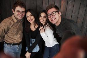 wat te doen als je wacht. selfie maken. close-up vooraanzicht van vrienden. man met zonnebril in de kamer foto