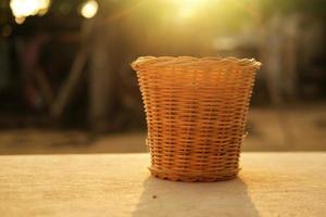 handwerk, manden gemaakt van bamboe. plattelandsgemeenschappen gebruiken bamboe om handwerk te maken om waarde te creëren voor lokale materialen foto