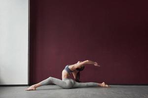 harde training. meisje met een goed fitnesslichaamstype heeft oefeningen in de ruime kamer foto