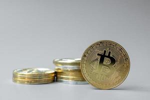 gouden bitcoin cryptocurrency-muntstapel, crypto is digitaal geld binnen het blockchain-netwerk, wordt uitgewisseld met behulp van technologie en online internetuitwisseling. financieel concept foto