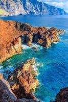 rotsen aan de noordwestkust van tenerife bij de vuurtoren punto teno, canarische eilanden foto