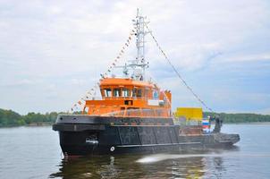 zwart-oranje schip in de rivier de Volga, Yaroslavl, Rusland foto