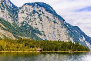houten oud vishuis aan het meer koenigssee, konigsee, berchtesgaden nationaal park, beieren, duitsland foto