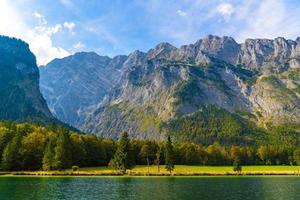 koenigssee meer met alp bergen, konigsee, berchtesgaden nationaal park, beieren, duitsland foto