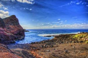 kust bij de vuurtoren van punto teno in de noordwestkust van tenerife, canarische eilanden foto