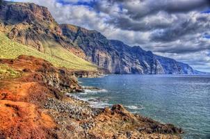 noordwestkust van tenerife bij vuurtoren punto teno, canarische eilanden foto