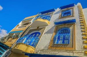 wit oosters huis met blauwe ramen in medina, hammamet tunesië foto